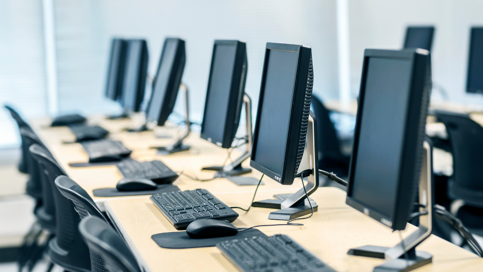 Teknisi Operator Komputer (computer Operator Technician)