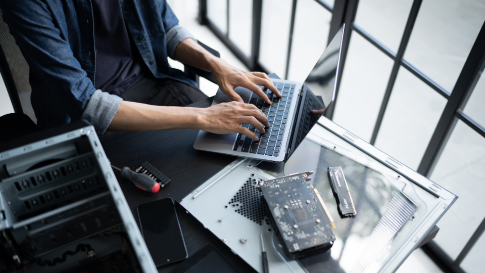 Insinyur Perangkat Muda (associate Device Engineer)